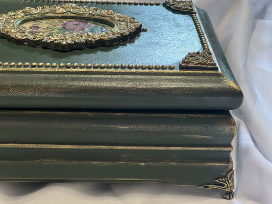 Luxurious Pine Jewelry Box